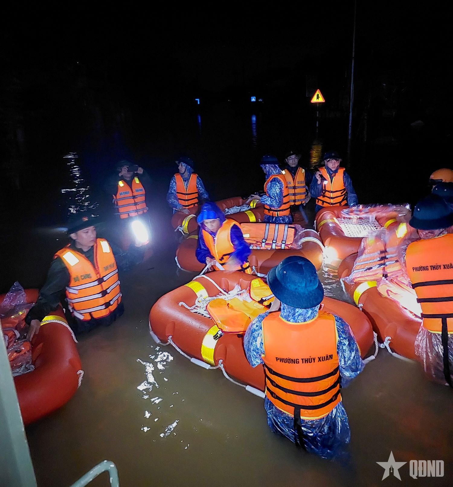Xuyên đêm hỗ trợ di chuyển bệnh nhân và sơ tán người dân vùng lũ